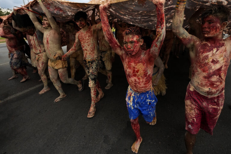 Protesta ‘indigena’ davanti al Ministero brasiliano delle Miniere e dell’Energia