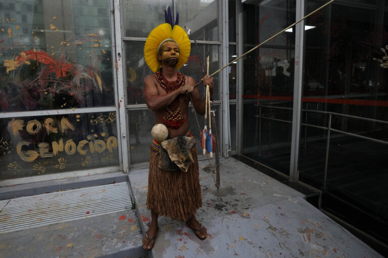 Protesta ‘indigena’ davanti al Ministero brasiliano delle Miniere e dell’Energia