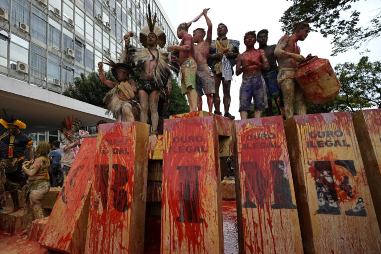 Protesta ‘indigena’ davanti al Ministero brasiliano delle Miniere e dell’Energia