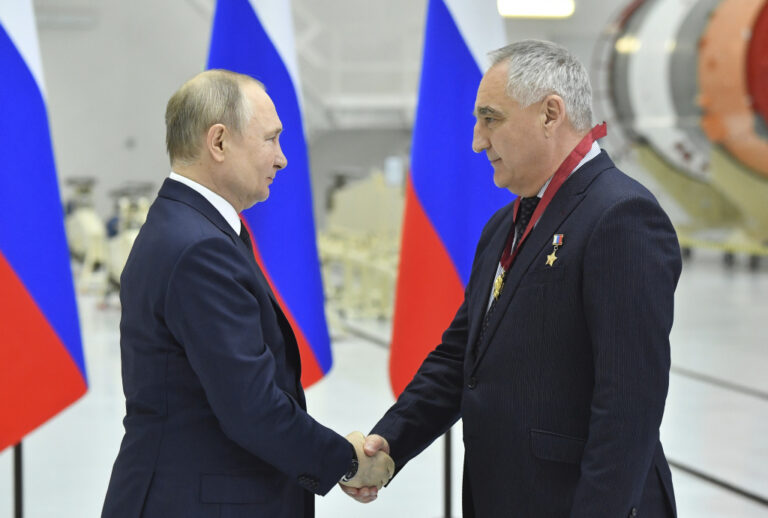 TIl Presidente russo Vladimir Putin in visita al cosmodromo di Vostochny con l’omologo bielorusso Lukashenko