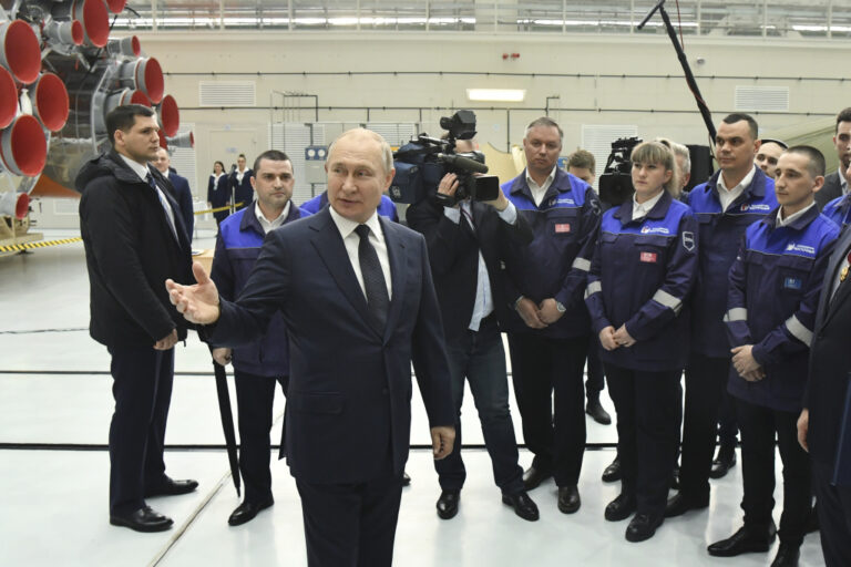 Il Presidente russo Vladimir Putin in visita al cosmodromo di Vostochny con l’omologo bielorusso Lukashenko