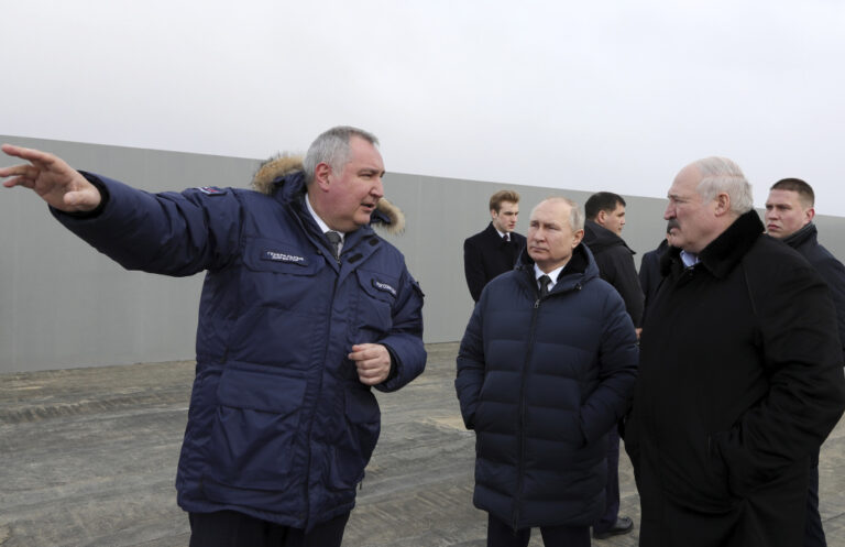 TIl Presidente russo Vladimir Putin in visita al cosmodromo di Vostochny con l’omologo bielorusso Lukashenko