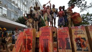 Protesta ‘indigena’ davanti al Ministero brasiliano delle Miniere e dell’Energia