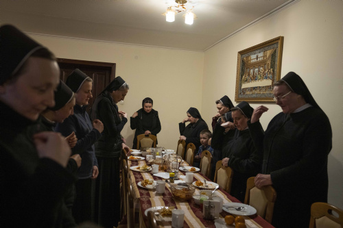 Le suore ucraine aprono le porte del loro monastero agli sfollati