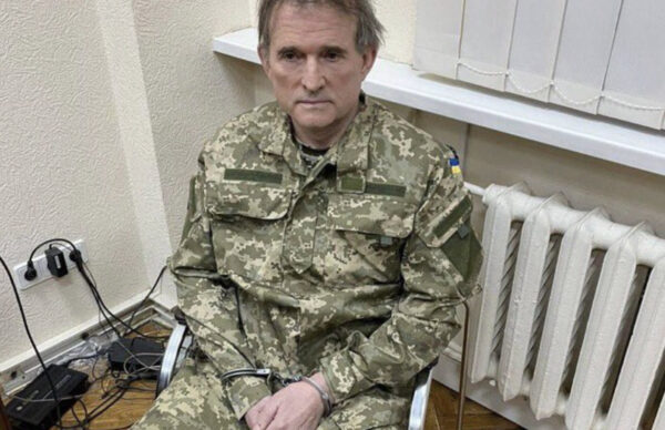 I servizi di Kiev catturano Viktor Medvedchuk, l’oligarca ucraino amico di Putin. E Zelensky propone a Mosca uno scambio di prigionieri