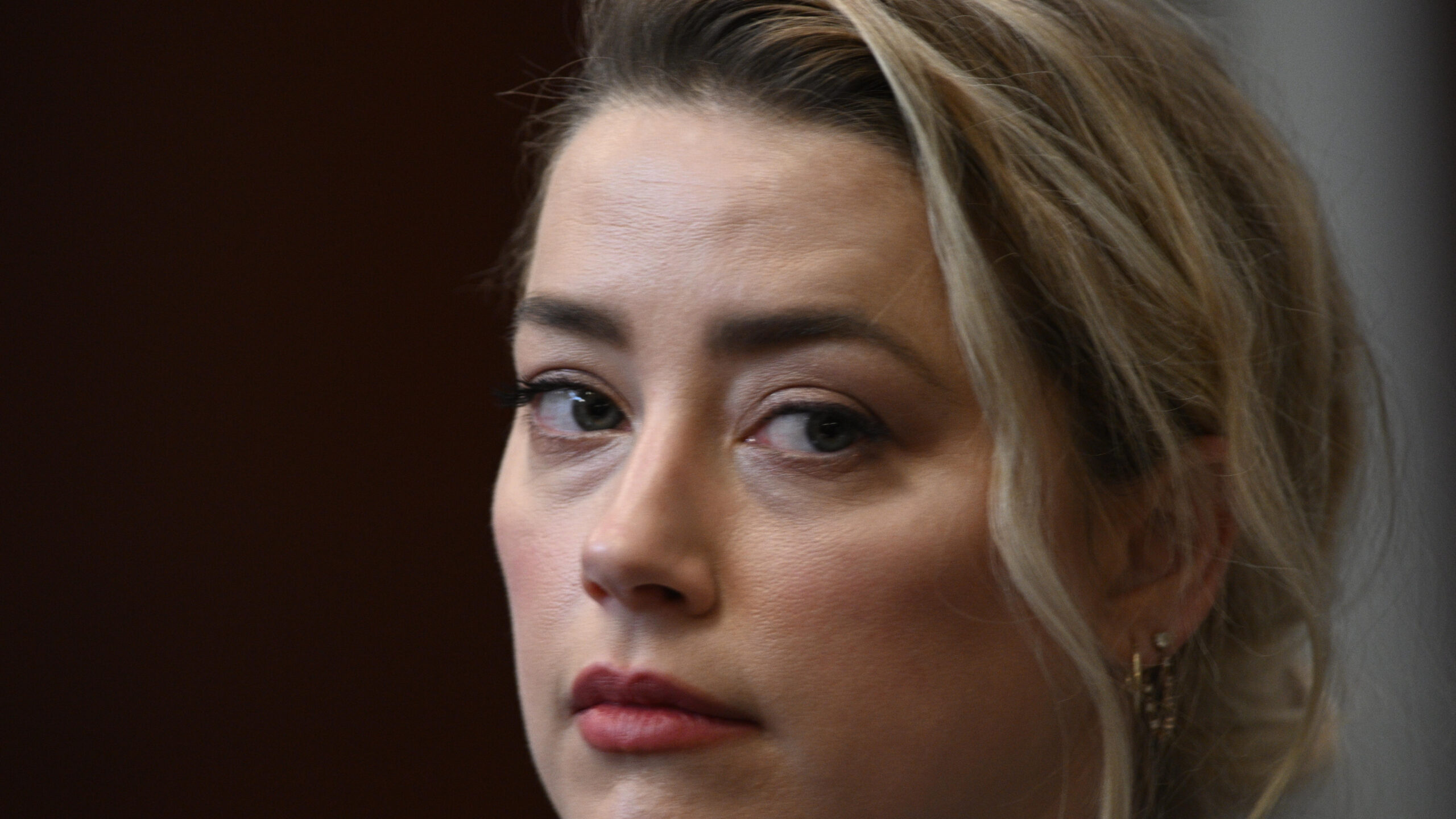 Johnny Depp e Amber Heard in tribunale, l’attore chiede alla ex moglie 50 milioni per danni