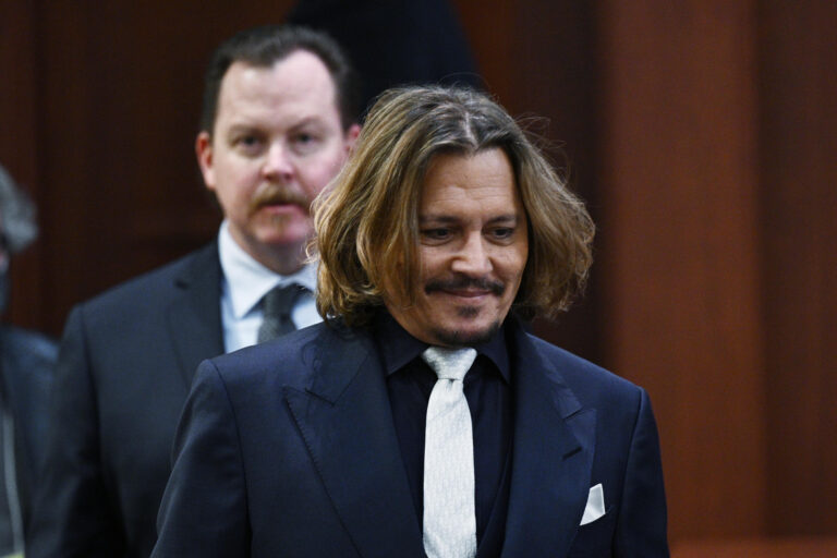 Johnny Depp e Amber Heard in tribunale, l’attore chiede alla ex moglie 50 milioni per danni