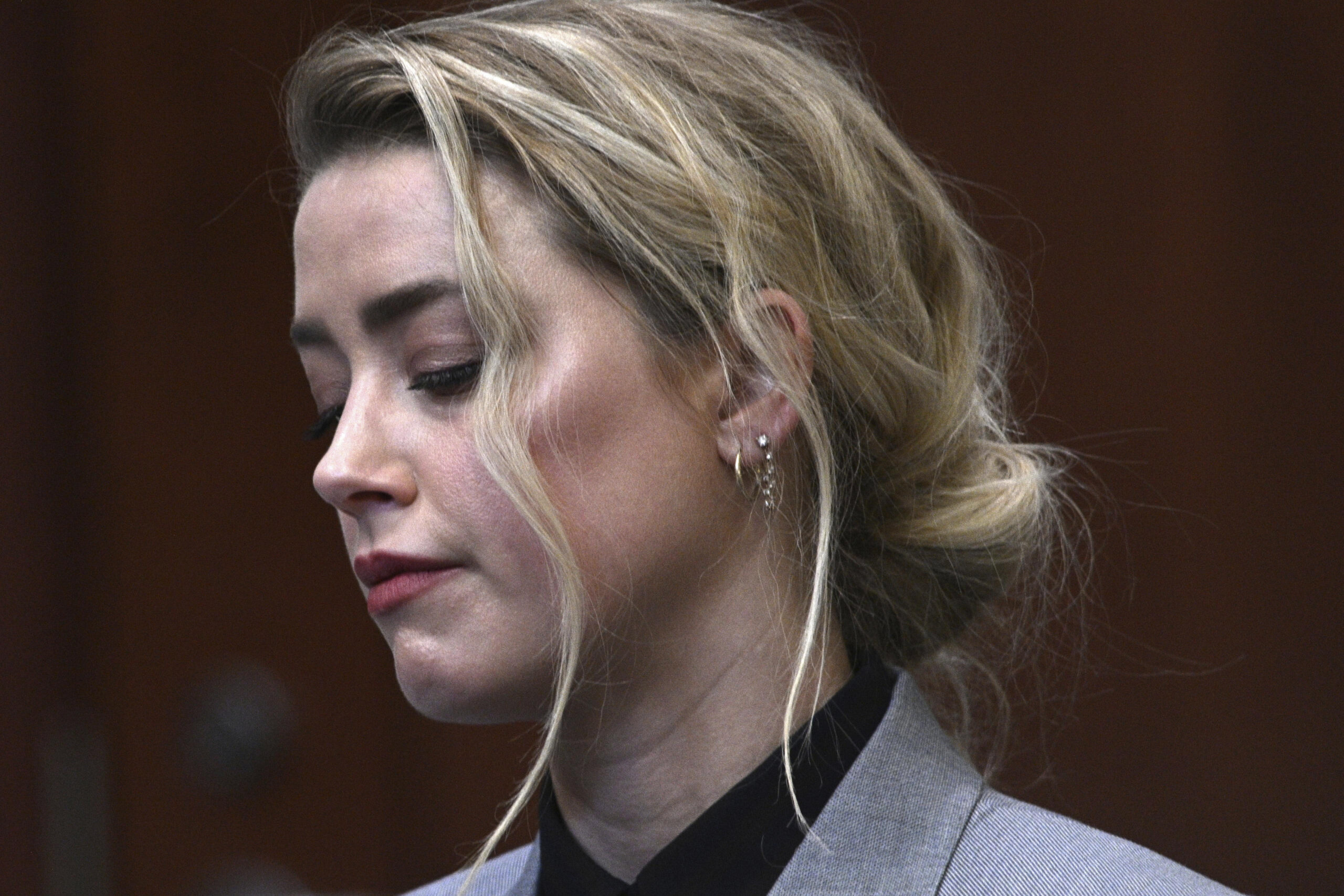 Johnny Depp e Amber Heard in tribunale, l’attore chiede alla ex moglie 50 milioni per danni