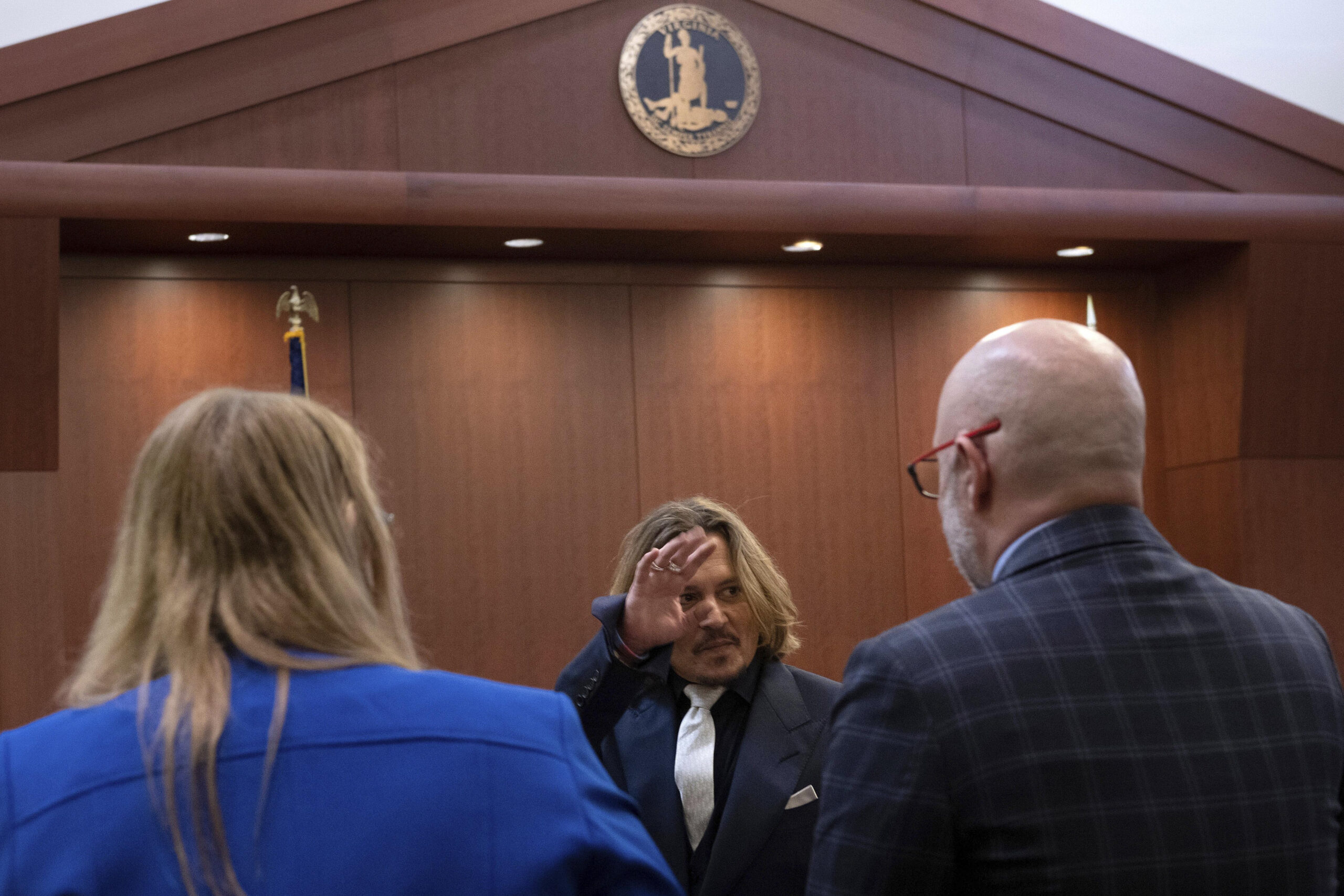 Johnny Depp e Amber Heard in tribunale, l’attore chiede alla ex moglie 50 milioni per danni