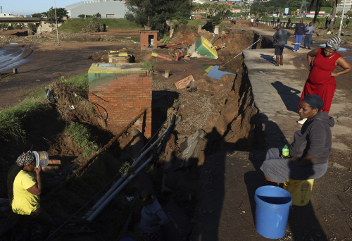 Sud Africa, le disastrose immagini dell’alluvione a Durban