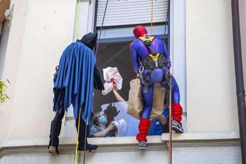 Supereroi donano uova di Pasqua ai bimbi ricoverati alla clinica De Marchi