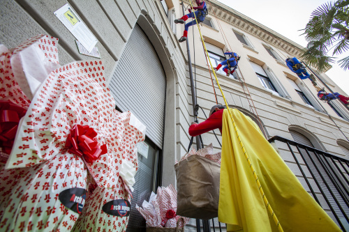 Supereroi donano uova di Pasqua ai bimbi ricoverati alla clinica De Marchi