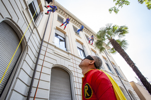 Supereroi donano uova di Pasqua ai bimbi ricoverati alla clinica De Marchi