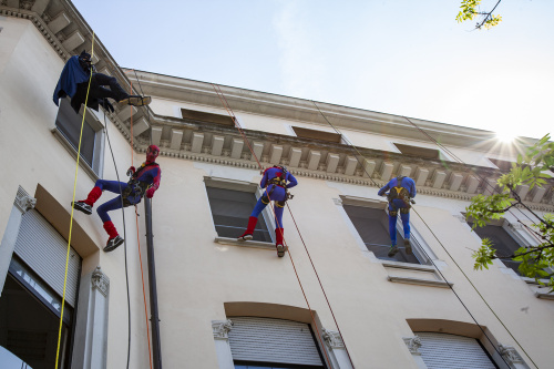 Supereroi donano uova di Pasqua ai bimbi ricoverati alla clinica De Marchi