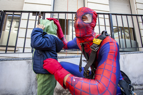 Supereroi donano uova di Pasqua ai bimbi ricoverati alla clinica De Marchi