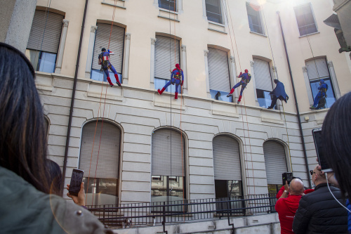 Supereroi donano uova di Pasqua ai bimbi ricoverati alla clinica De Marchi