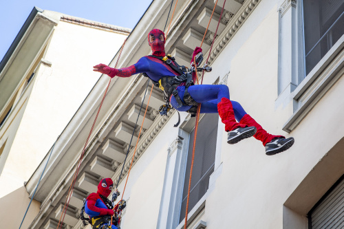 Supereroi donano uova di Pasqua ai bimbi ricoverati alla clinica De Marchi