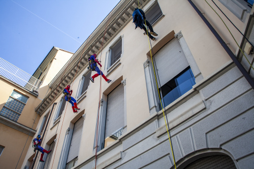 Supereroi donano uova di Pasqua ai bimbi ricoverati alla clinica De Marchi