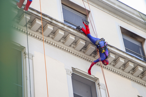 Supereroi donano uova di Pasqua ai bimbi ricoverati alla clinica De Marchi