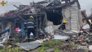 Ucraina, a Sumy i vigili del fuoco rimuovono i detriti delle case distrutte