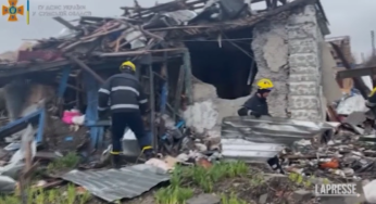 Ucraina, a Sumy i vigili del fuoco rimuovono i detriti delle case distrutte
