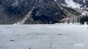 Bolzano, in 8 cadono nel lago di Braies ghiacciato: grave bimbo di pochi mesi