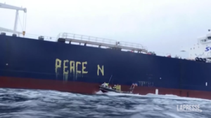 “Pace, non petrolio”, l’azione di Greenpace contro una nave russa