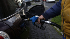 Carburanti, Giorgetti: “Monitoriamo i prezzi”