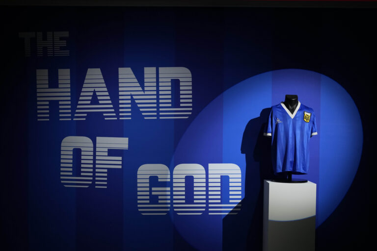 TMaradona, la maglia de ‘la mano di Dio’ all’asta a Londra