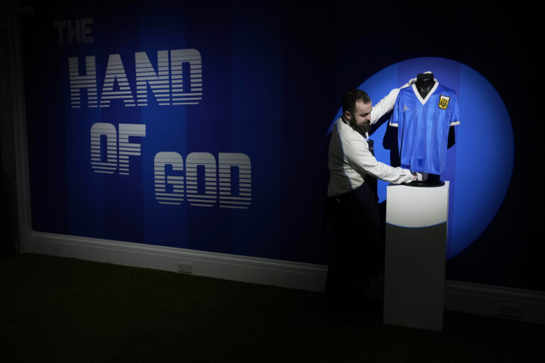 TMaradona, la maglia de ‘la mano di Dio’ all’asta a Londra
