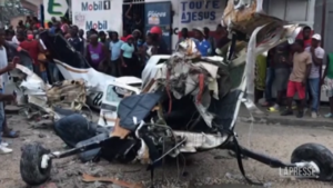Aereo si schianta in autostrada ad Haiti