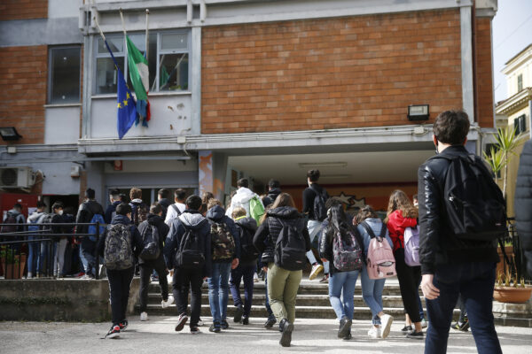 Scuola: 99,9% studenti supera esami, oltre 16.500 diplomati con lode