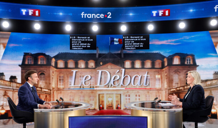 Il dibattito in tv tra Emmanuel Macron e Marine Le Pen. Oltre 15 milioni di francesi hanno seguito il confronto