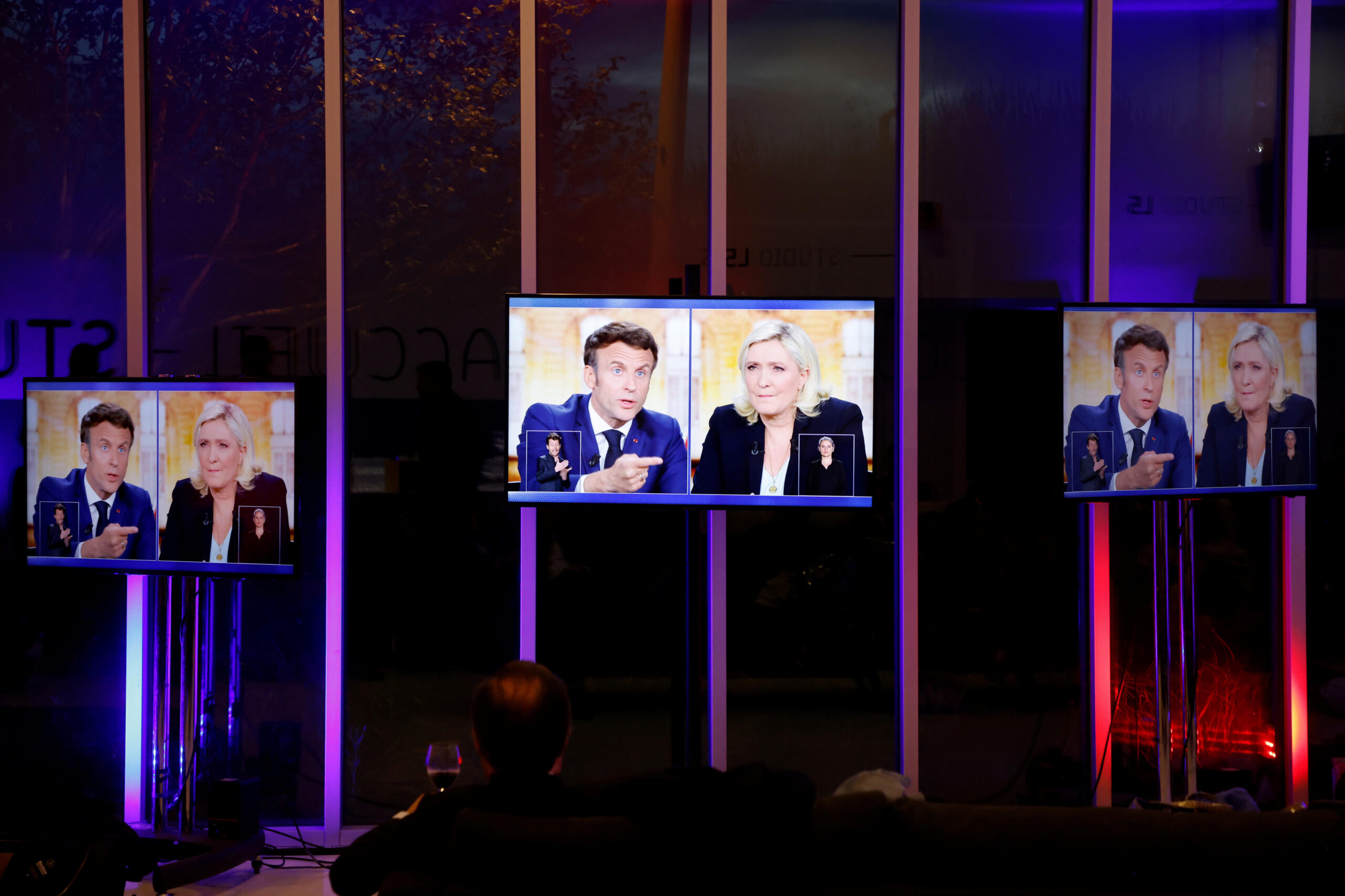 Il dibattito in tv tra Emmanuel Macron e Marine Le Pen. Oltre 15 milioni di francesi hanno seguito il confronto