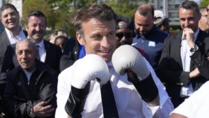 Sprint finale per il ballottaggio, Emmanuel Macron cresce nei sondaggi