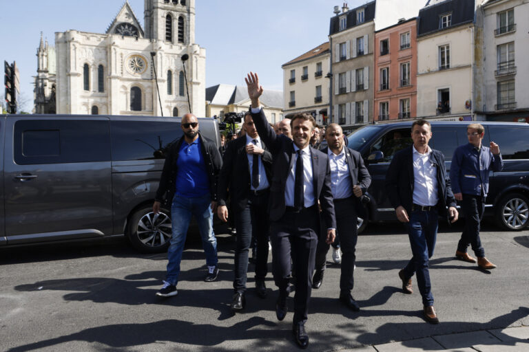 TSprint finale per il ballottaggio, Emmanuel Macron cresce nei sondaggi