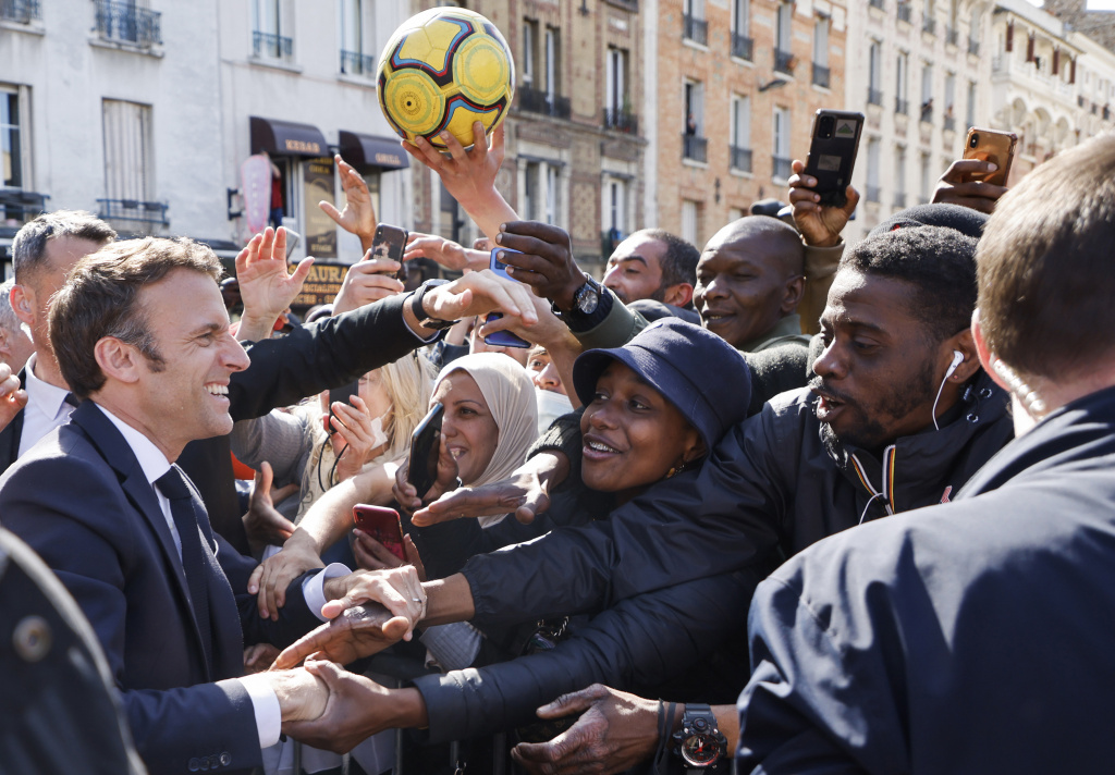 Sprint finale per il ballottaggio, Emmanuel Macron cresce nei sondaggi