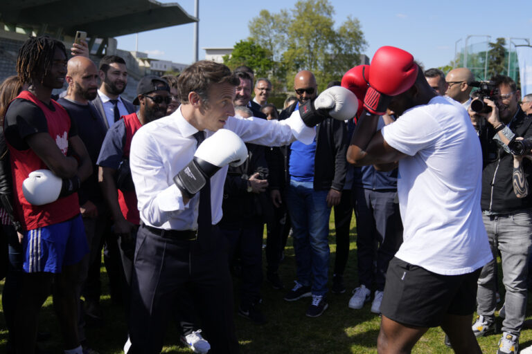 Sprint finale per il ballottaggio, Emmanuel Macron cresce nei sondaggi