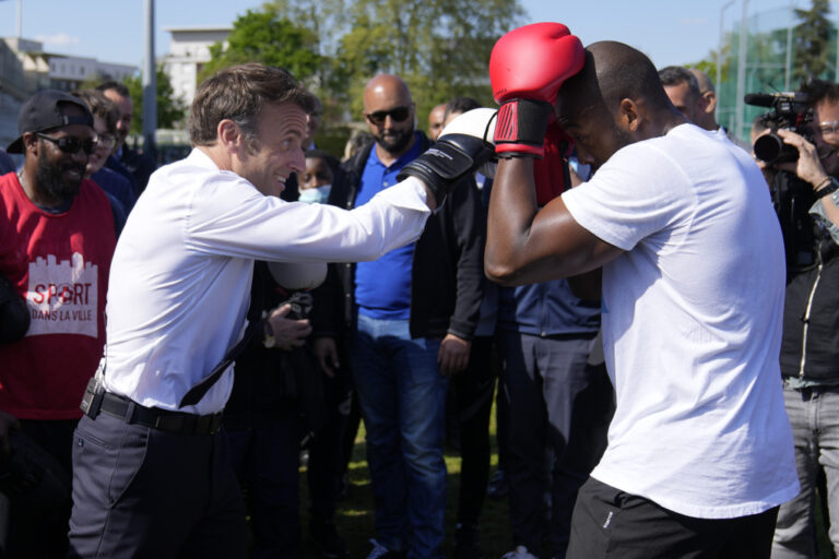 Sprint finale per il ballottaggio, Emmanuel Macron cresce nei sondaggi