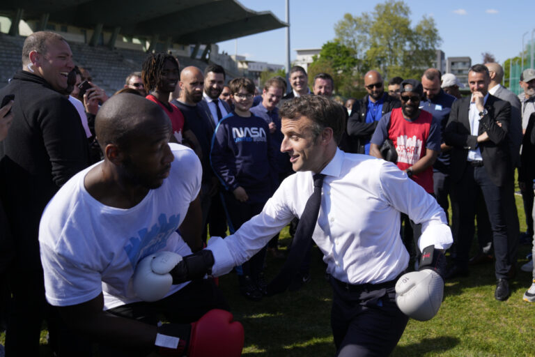 Sprint finale per il ballottaggio, Emmanuel Macron cresce nei sondaggi