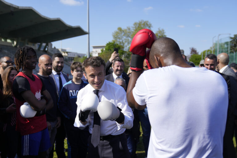 Sprint finale per il ballottaggio, Emmanuel Macron cresce nei sondaggi