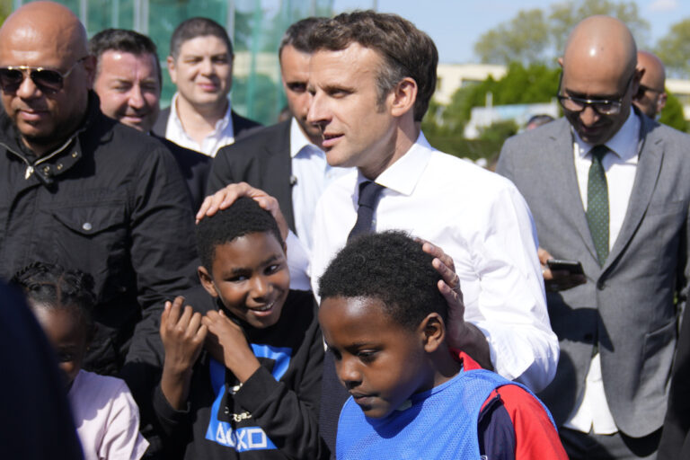 TSprint finale per il ballottaggio, Emmanuel Macron cresce nei sondaggi