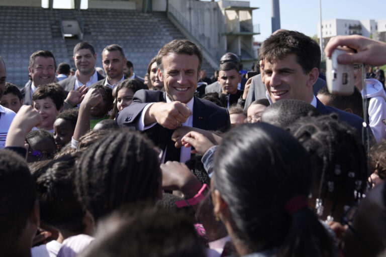 Sprint finale per il ballottaggio, Emmanuel Macron cresce nei sondaggi