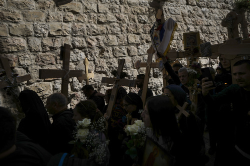 Pasqua ortodossa, le celebrazioni dei fedeli nel Venerdi Santo a Gerusalemme