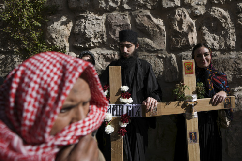 Pasqua ortodossa, le celebrazioni dei fedeli nel Venerdi Santo a Gerusalemme