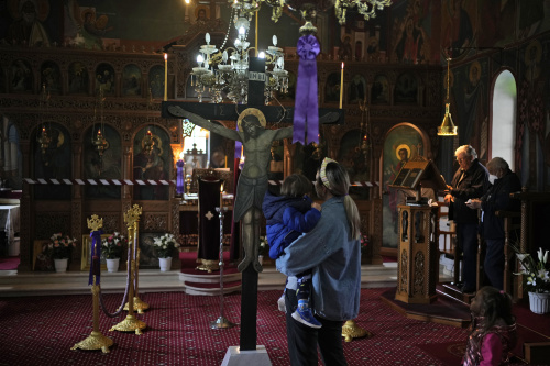 Pasqua ortodossa, le celebrazioni dei fedeli nel Venerdi Santo a Gerusalemme