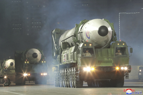 Grande parata militare a Pyongyang: “La Corea del Nord rafforzerà le sue armi nucleari”