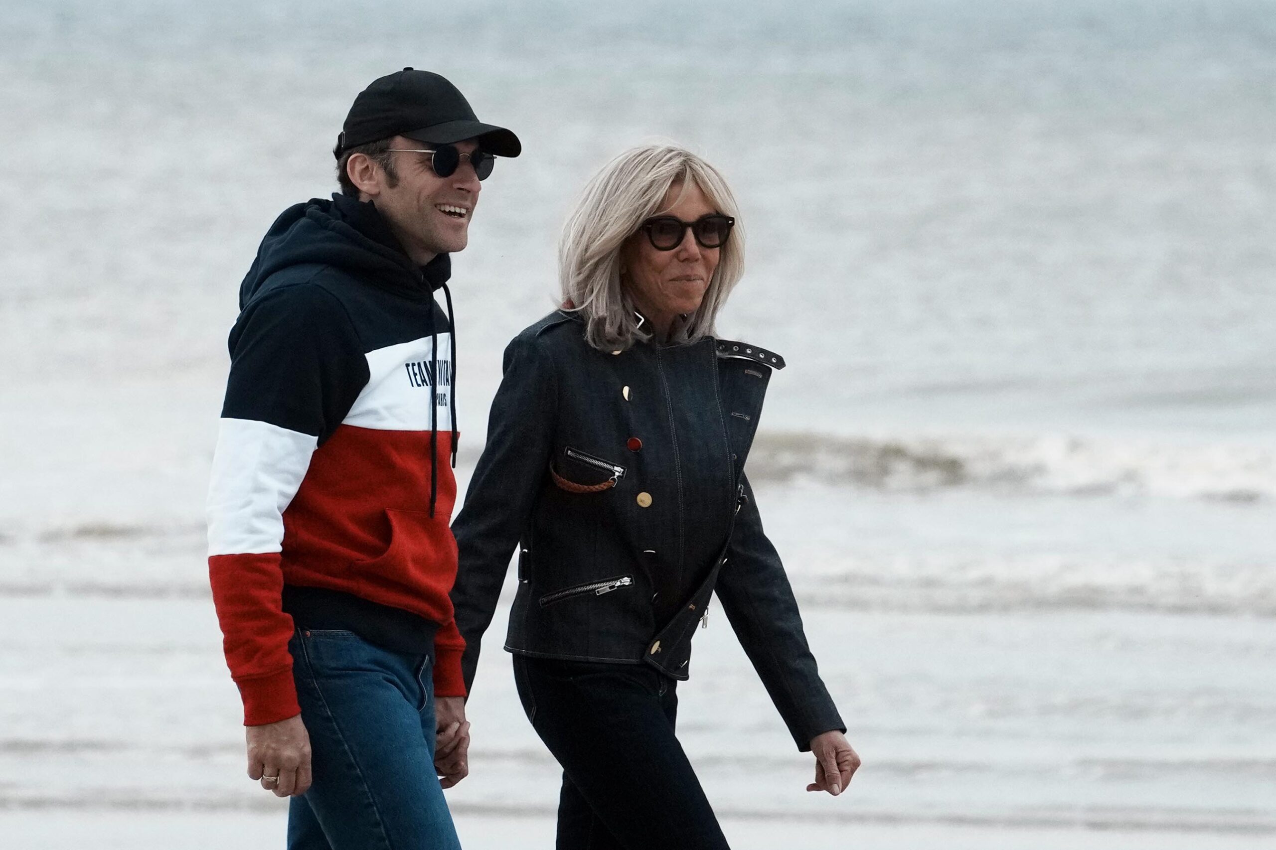 Emmanuel e Brigitte Macron in spiaggia a Le Touquet