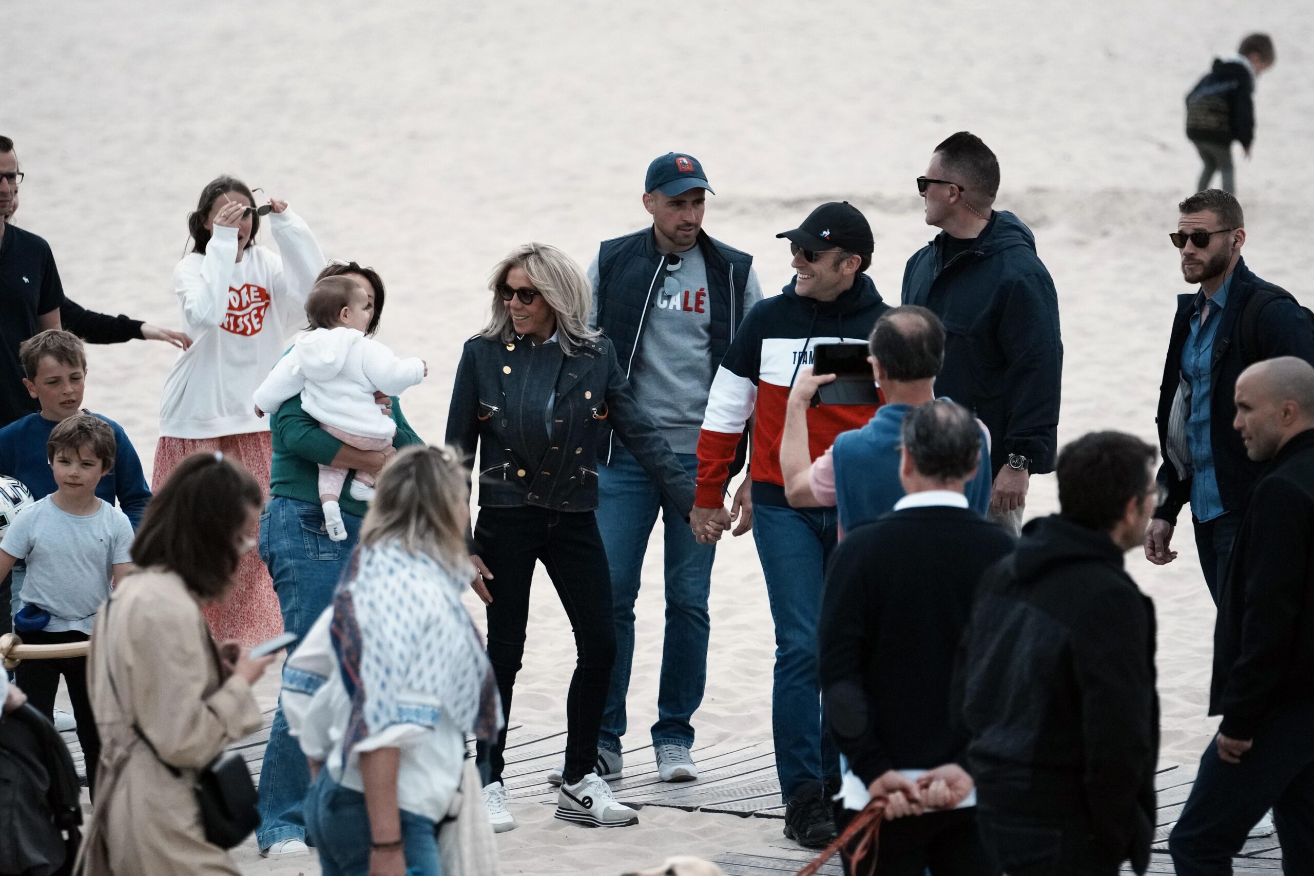 Emmanuel e Brigitte Macron in spiaggia a Le Touquet