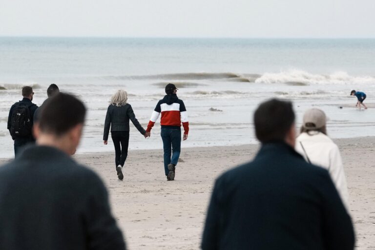 Emmanuel e Brigitte Macron in spiaggia a Le Touquet